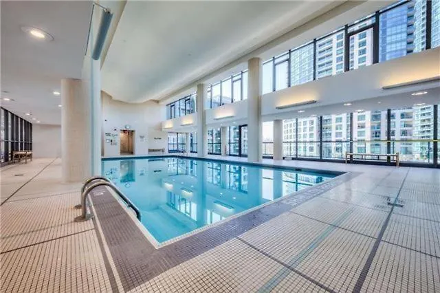 Lakefront Living Downtown Toronto - Free Parking, Gym, Indoor Pool