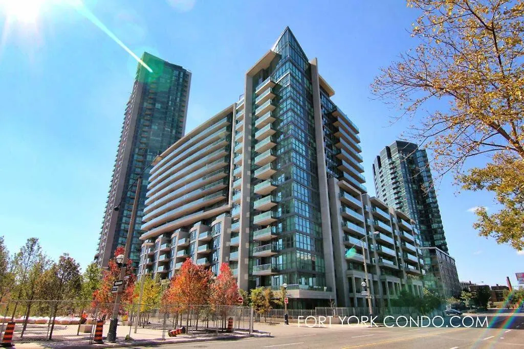 Lakefront Living Downtown Toronto - Free Parking, Gym, Indoor Pool